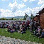 31katholikentag_gottesdienstbesucher kirchenvorplatz